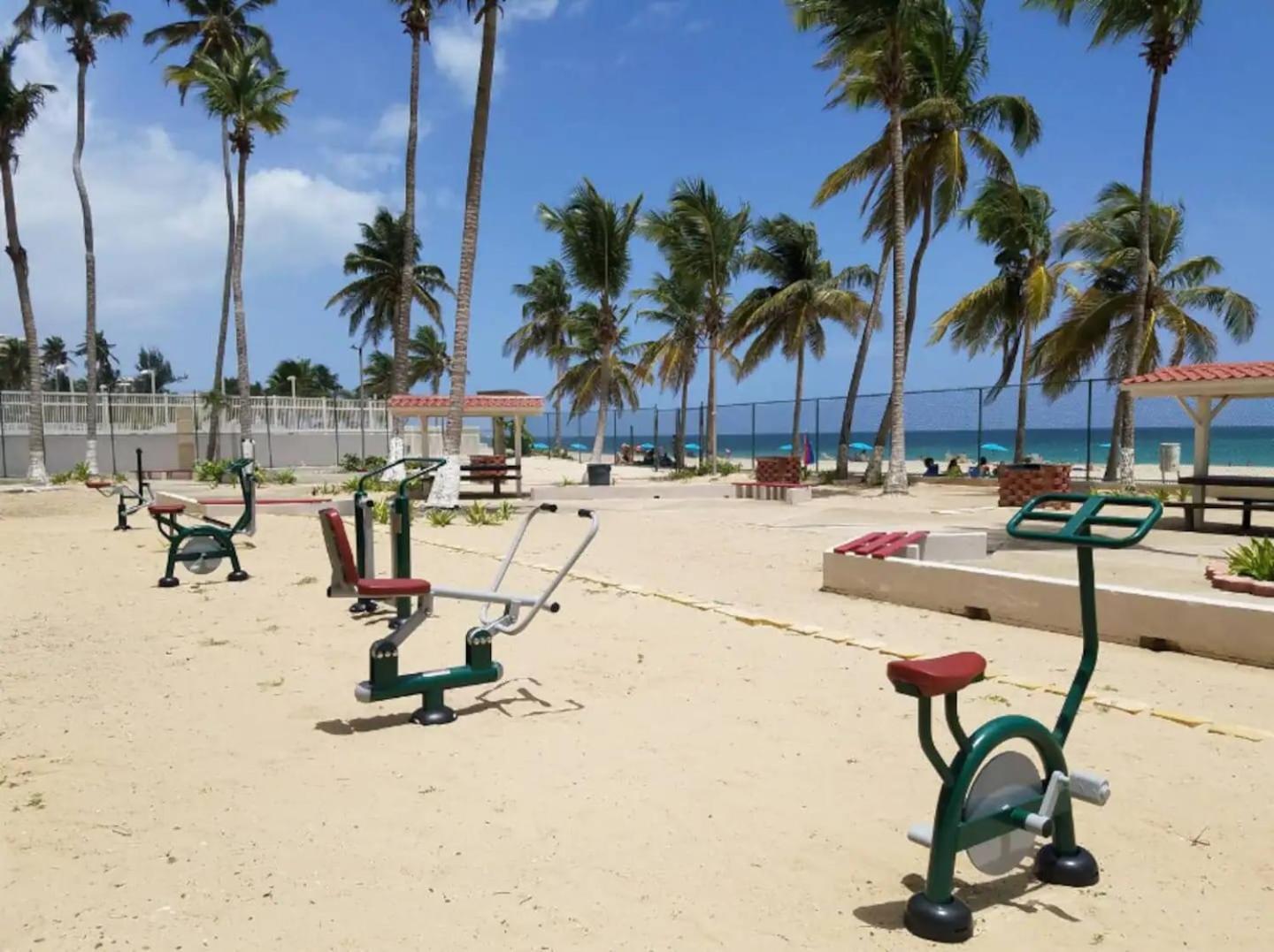 Sunset Paradise Cozy Beachfront Escape - Isla Verde San Juan Bagian luar foto