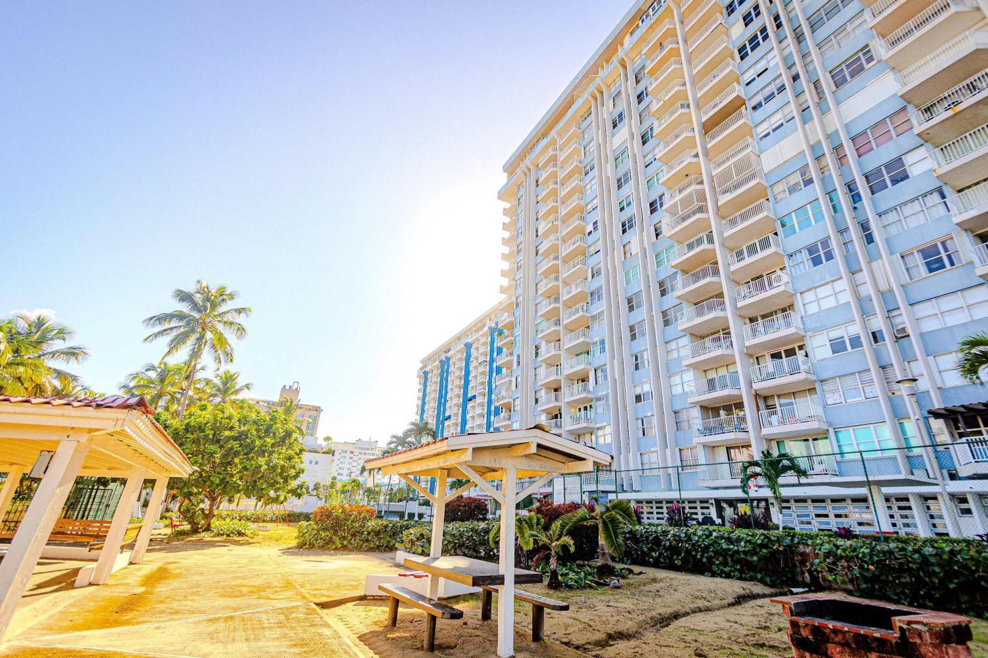 Sunset Paradise Cozy Beachfront Escape - Isla Verde San Juan Bagian luar foto