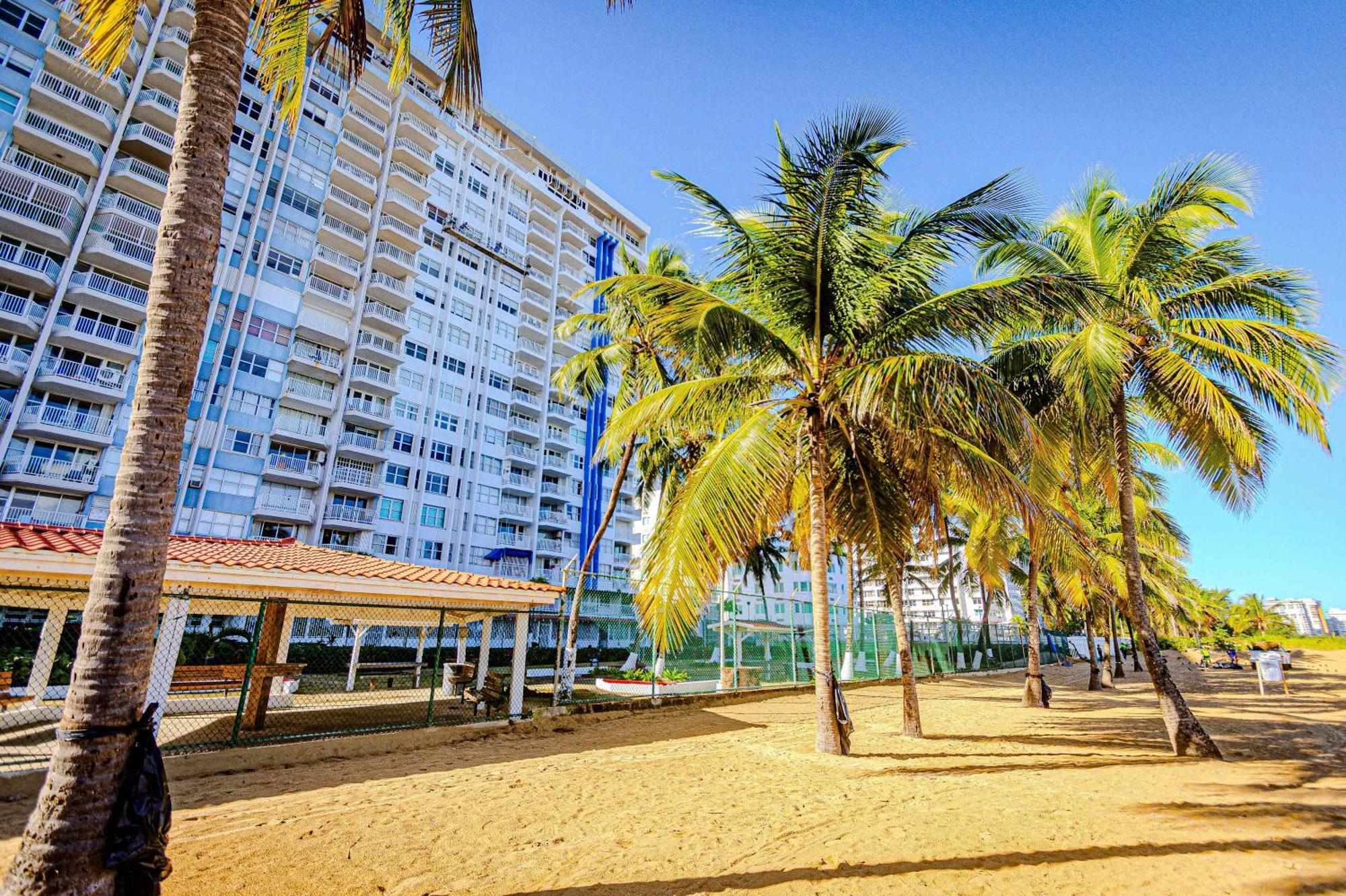 Sunset Paradise Cozy Beachfront Escape - Isla Verde San Juan Bagian luar foto