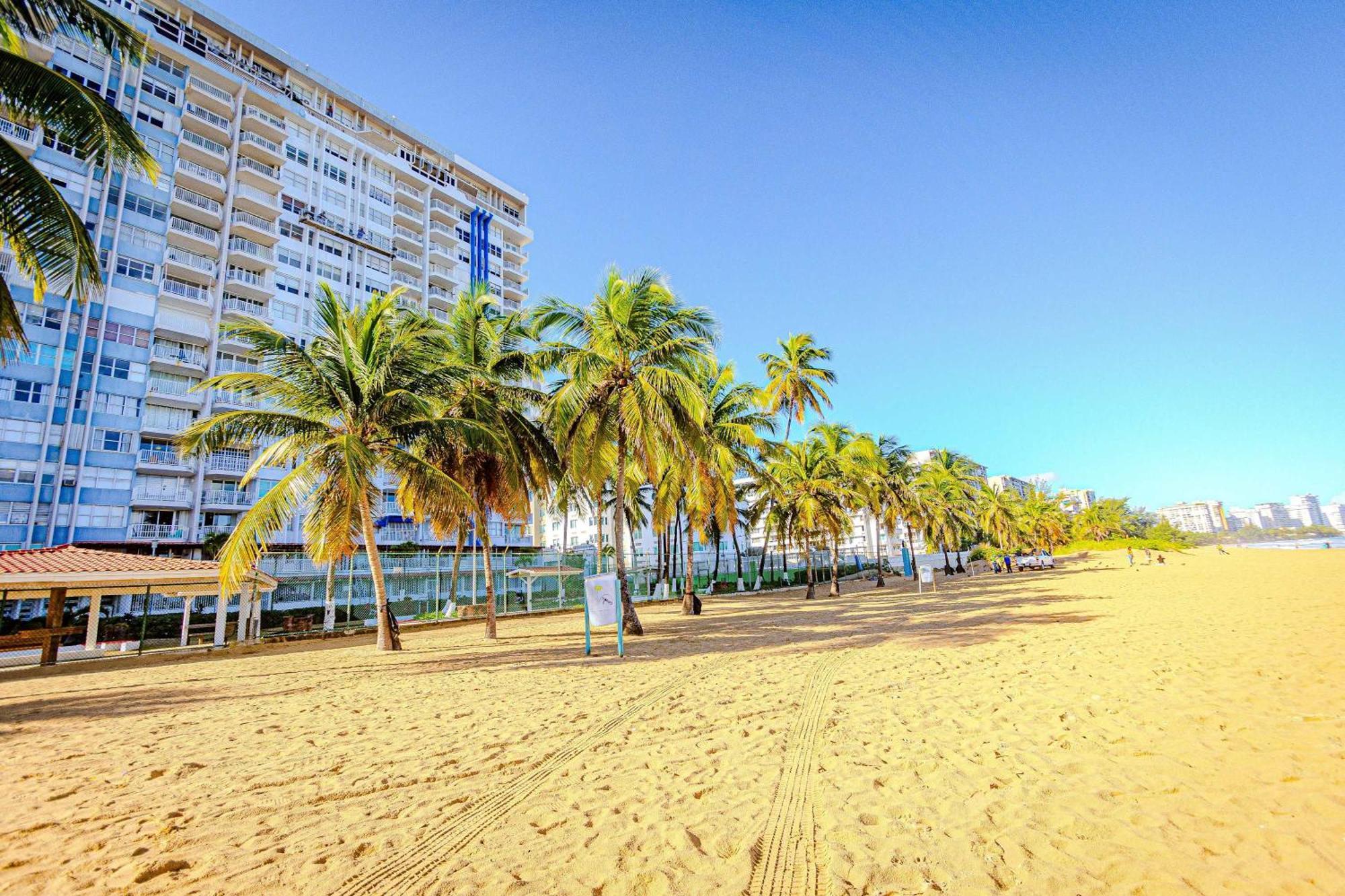 Sunset Paradise Cozy Beachfront Escape - Isla Verde San Juan Bagian luar foto