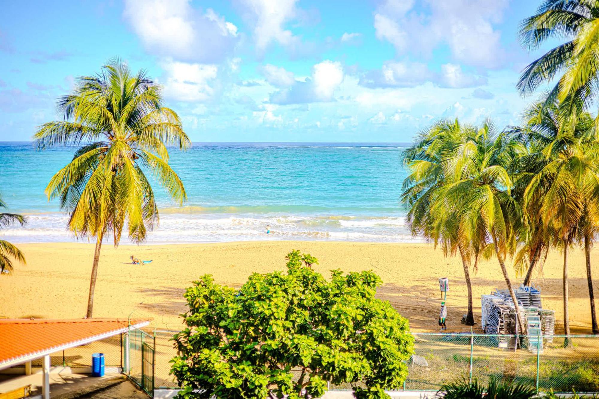 Sunset Paradise Cozy Beachfront Escape - Isla Verde San Juan Bagian luar foto