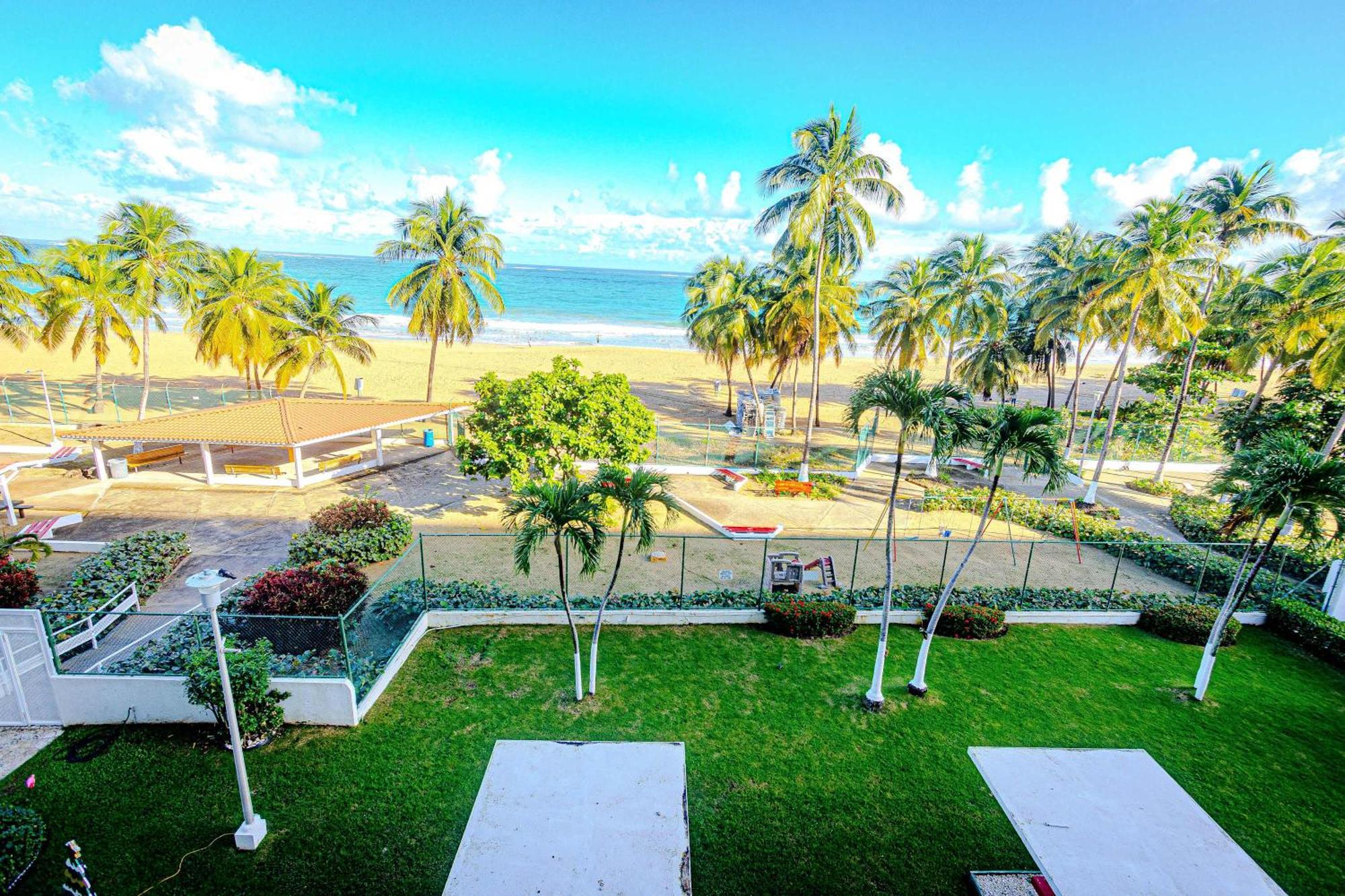 Sunset Paradise Cozy Beachfront Escape - Isla Verde San Juan Bagian luar foto