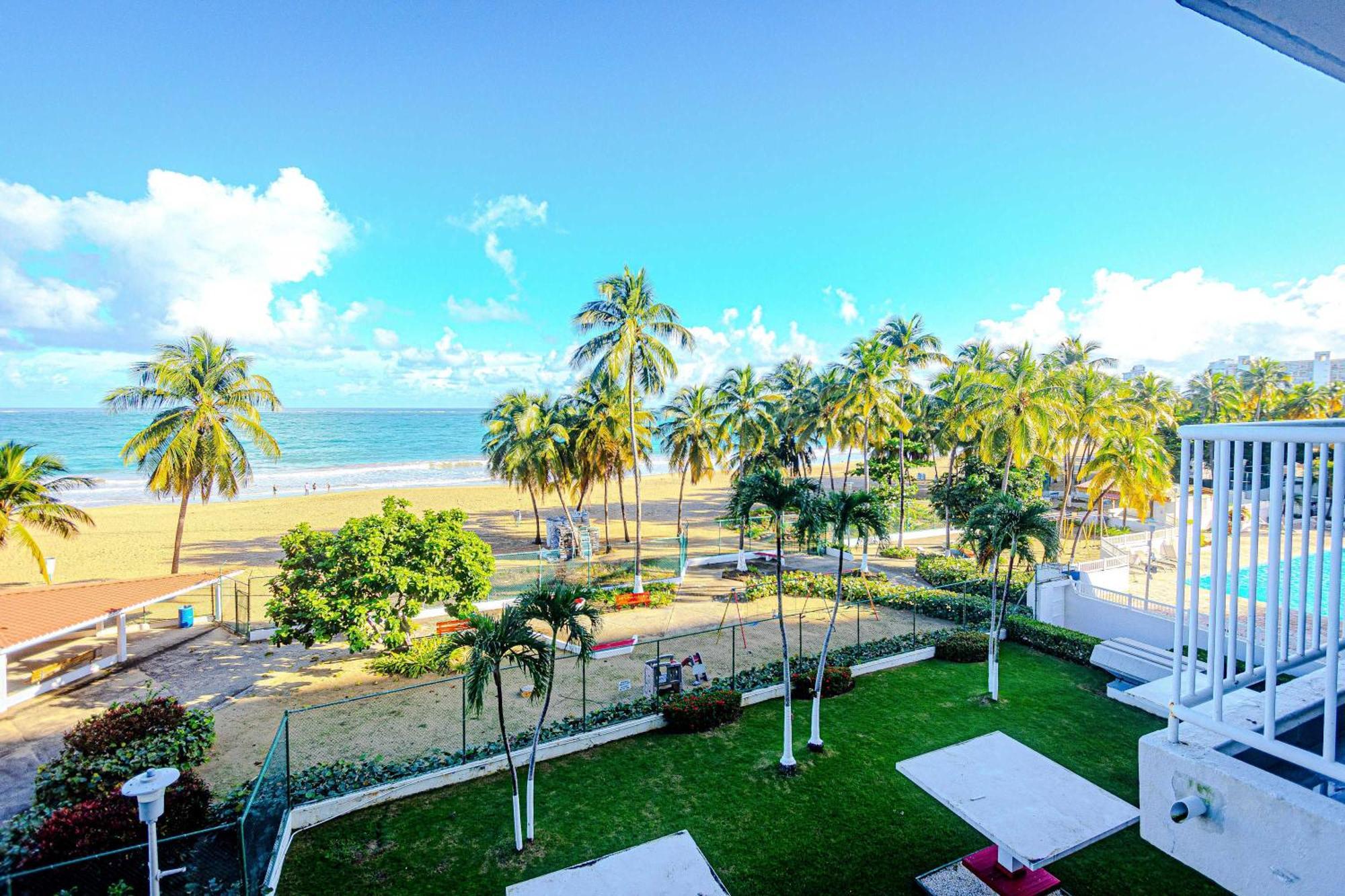 Sunset Paradise Cozy Beachfront Escape - Isla Verde San Juan Bagian luar foto